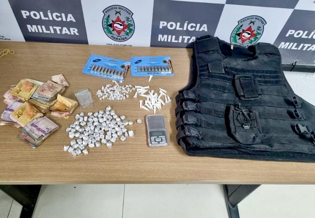 Polícia apreende armas drogas e colete balístico na região